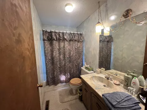 Bath - 2183 Wards Mill Rd, Marion, IL 62959 photo 2 of 3