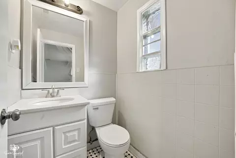 Bath - 16236 Spaulding Ave, Markham, IL 60428 photo 1 of 2