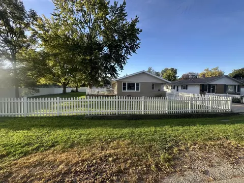 910 E Chestnut St, Pontiac, IL 61764