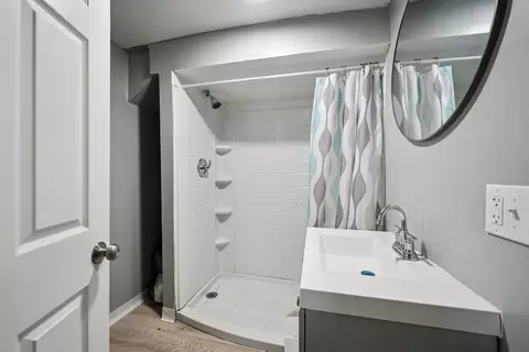 Bath - 532 Shenandoah Trl, Elgin, IL 60123 photo 4 of 4