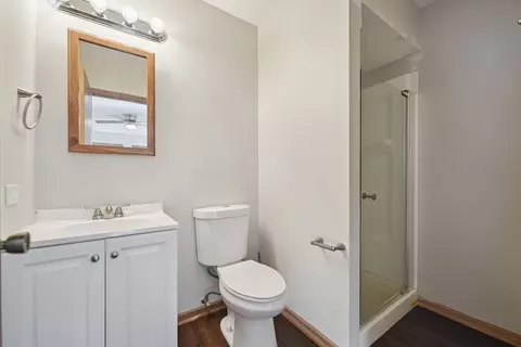 Bath - 532 Shenandoah Trl, Elgin, IL 60123 photo 2 of 4