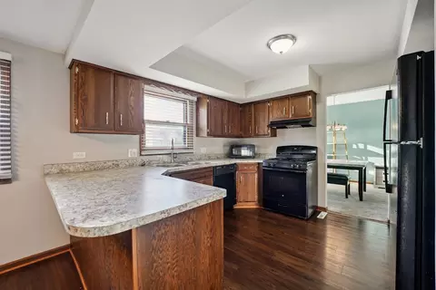 Kitchen - 532 Shenandoah Trl, Elgin, IL 60123 photo 2 of 2