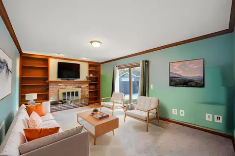 Living - 532 Shenandoah Trl, Elgin, IL 60123 photo 3 of 3