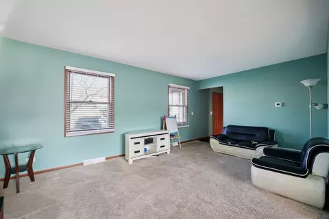 Living - 532 Shenandoah Trl, Elgin, IL 60123 photo 2 of 3