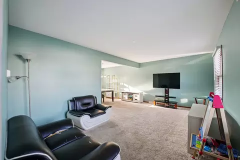 Living - 532 Shenandoah Trl, Elgin, IL 60123 photo 1 of 3