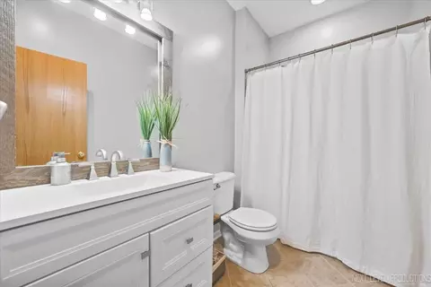 Bath - 721 Periwinkle Ln, Aurora, IL 60504 photo 2 of 2