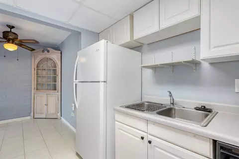 Kitchen - 208 E Bailey Rd E #K, Naperville, IL 60565 photo 2 of 2