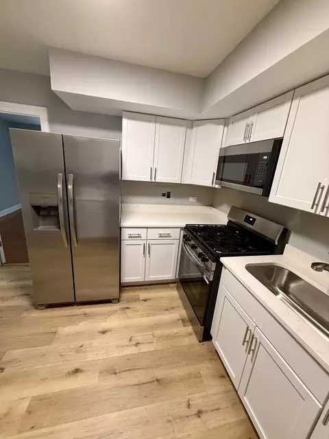 Kitchen - 145 Dover Dr #14, Des Plaines, IL 60018 photo 3 of 4