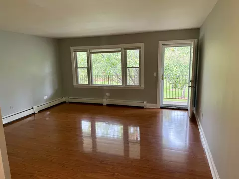 Living - 145 Dover Dr #14, Des Plaines, IL 60018 photo 2 of 4