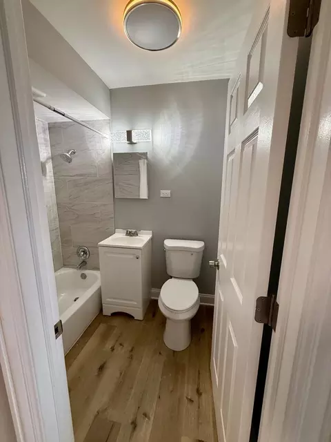 Bath - 145 Dover Dr #14, Des Plaines, IL 60018 photo 1 of 3