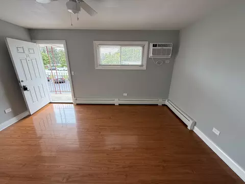 Living - 145 Dover Dr #14, Des Plaines, IL 60018 photo 4 of 4