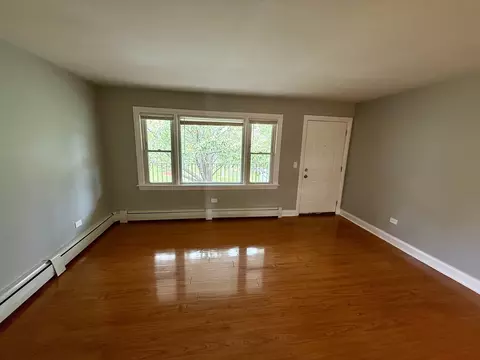 Living - 145 Dover Dr #14, Des Plaines, IL 60018 photo 3 of 4
