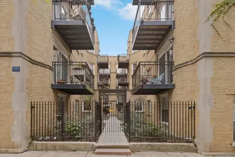 7050 N Damen Ave #3S, Chicago, IL 60645