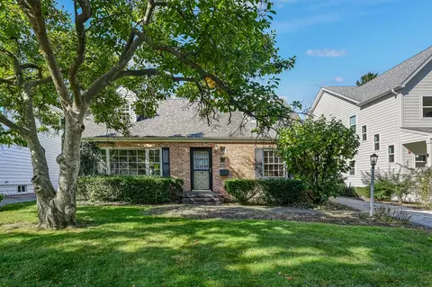18 Oxford Ave, Clarendon Hills, IL 60514