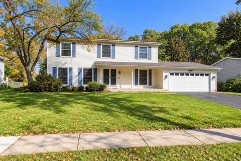 624 Green Oaks Dr, Crystal Lake, IL 60014