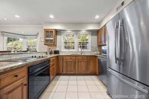 Kitchen - 913 Wheaton Oaks Dr, Wheaton, IL 60187 photo 2 of 3