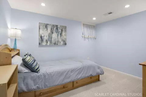 Bedroom - 913 Wheaton Oaks Dr, Wheaton, IL 60187 photo 4 of 5