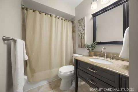 Bath - 913 Wheaton Oaks Dr, Wheaton, IL 60187 photo 1 of 3