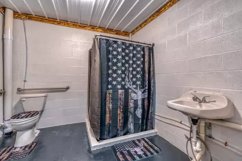 Bath - 305 E Jefferson Ave, Nason, IL 62816 photo 1 of 2