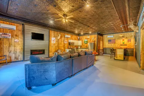 Living - 305 E Jefferson Ave, Nason, IL 62816 photo 1 of 3