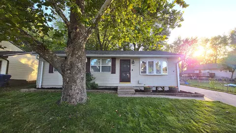 2015 Valley Dr, Davenport, IA 52806