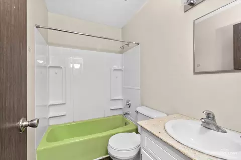Bath - 45 S Linden Dr, Plano, IL 60545 photo 2 of 3