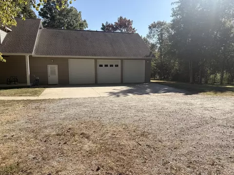 Exterior - 14052 Summer Rd, Benton, IL 62812 photo 3 of 9