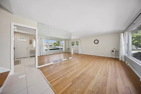 Living - 8157 N Root Ct, Niles, IL 60714 photo 2 of 7