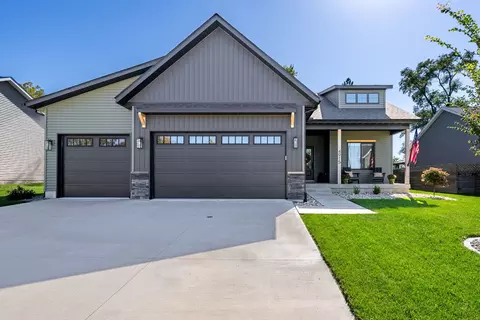 4915 Willow Cir, Davenport, IA 52806