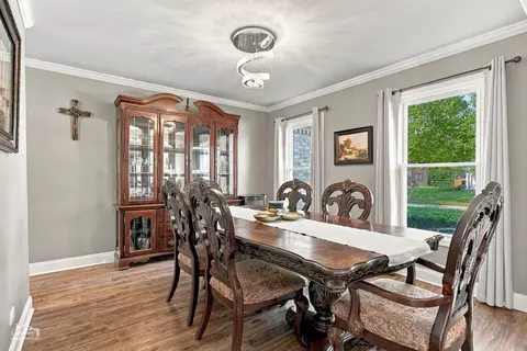 Dining - 1200 Prairie Dr, Algonquin, IL 60102 photo 2 of 3