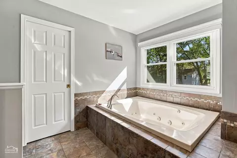Bath - 1200 Prairie Dr, Algonquin, IL 60102 photo 4 of 6