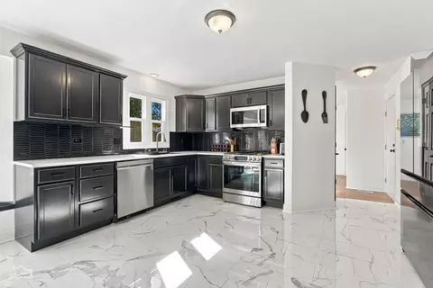 Kitchen - 1200 Prairie Dr, Algonquin, IL 60102 photo 3 of 5