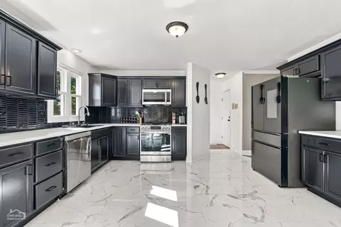 Kitchen - 1200 Prairie Dr, Algonquin, IL 60102 photo 4 of 5