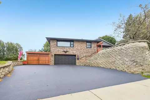 276 N Jackson Rd, Clarendon Hills, IL 60514