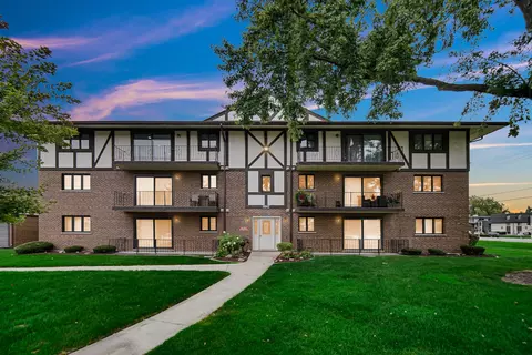 11042 S Theresa Cir #3A, Palos Hills, IL 60465