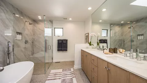 Bath - 900 S Morgan St, Chicago, IL 60607 photo 2 of 5