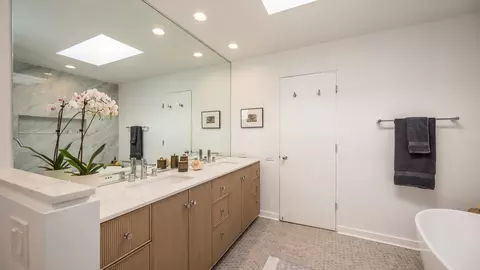 Bath - 900 S Morgan St, Chicago, IL 60607 photo 3 of 5