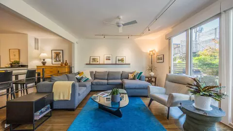 Living - 900 S Morgan St, Chicago, IL 60607 photo 4 of 5
