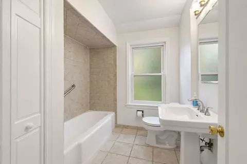 Bath - 469 Uvedale Rd, Riverside, IL 60546 photo 2 of 3