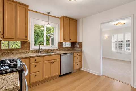 Kitchen - 469 Uvedale Rd, Riverside, IL 60546 photo 3 of 4