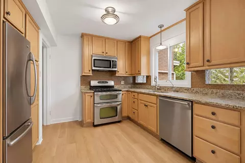 Kitchen - 469 Uvedale Rd, Riverside, IL 60546 photo 4 of 4