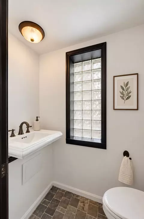 Bath - 469 Uvedale Rd, Riverside, IL 60546 photo 1 of 3