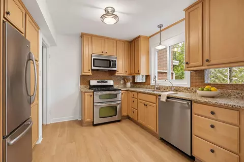 Kitchen - 469 Uvedale Rd, Riverside, IL 60546 photo 2 of 4