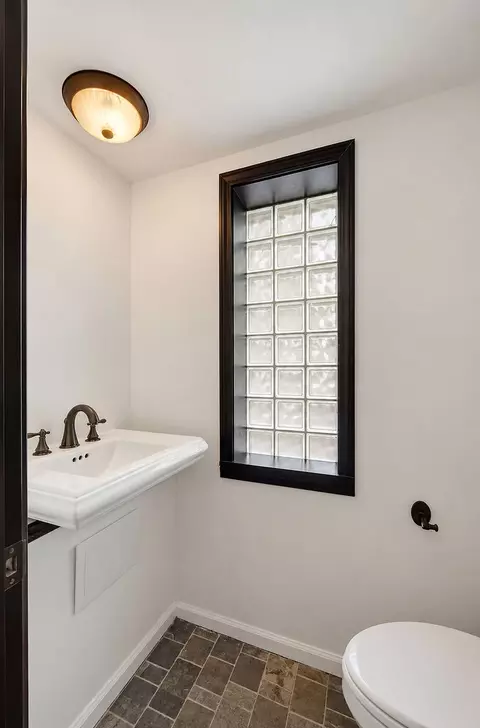Bath - 469 Uvedale Rd, Riverside, IL 60546 photo 3 of 3