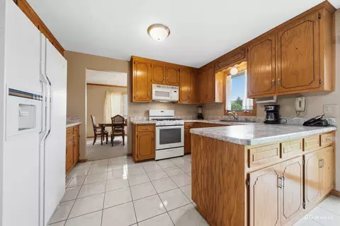 Kitchen - 10708 Willow Ave, Mokena, IL 60448 photo 1 of 4