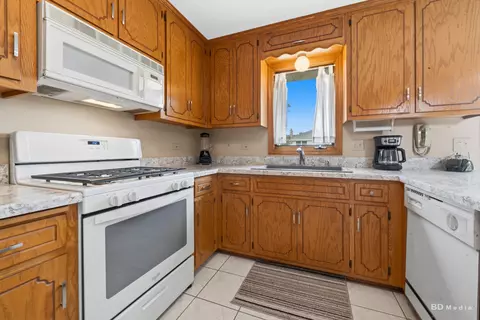 Kitchen - 10708 Willow Ave, Mokena, IL 60448 photo 3 of 4
