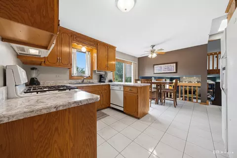 Kitchen - 10708 Willow Ave, Mokena, IL 60448 photo 4 of 4