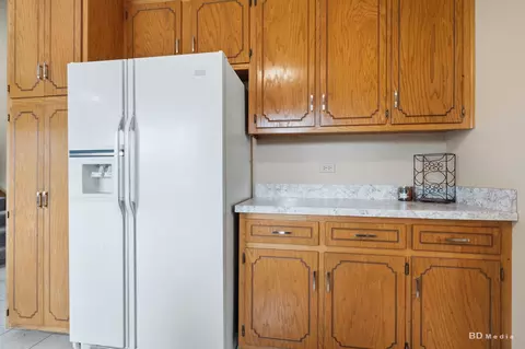 Kitchen - 10708 Willow Ave, Mokena, IL 60448 photo 2 of 4