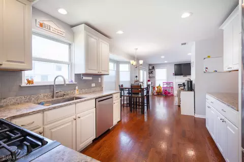 Kitchen - 1180 Spring Creek Rd, Elgin, IL 60120 photo 4 of 5