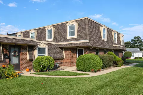 810 Gloucester Dr #126, Elk Grove Village, IL 60007